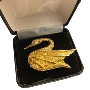 Dubarry Fifth Avenue Gold Swan Brooch Vintage Goldtone Bird Pin